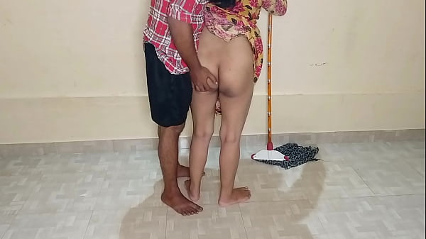 Kamar Lagi Dipel, Mbak Pembantu Disuruh Ngecap Kontol, Langsung Digenjot Habis-habisan!