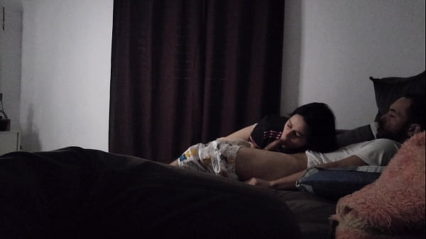 Tia Gatal Sengaja Atur Posisi Biar Bisa Rebahan Di Sofa Sama Keponakan, Sambil Saling Merapat.