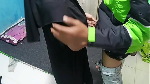Prank Ajak Ojol Ngentot, Bikin Dia Tegang Sendiri.