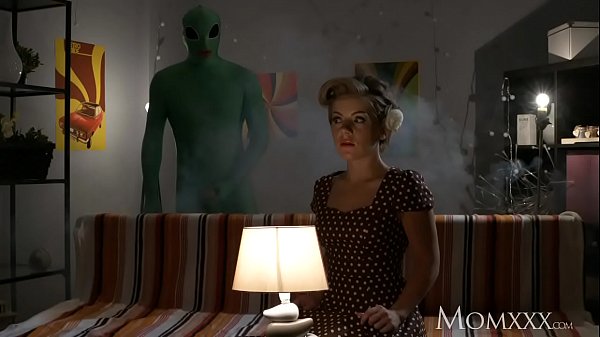 Ibu Rumah Tangga Kesepian Dirayapi Alien Aneh Di Malam Halloween, Sampai Tembus Ke Dalam.