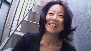 Bule Bule Pada Lihat, Cewek Brunette Asia Junko Sakashita Sampe Ngebuka Baju Di Jalan Karena Nafsu Sama Cowok.