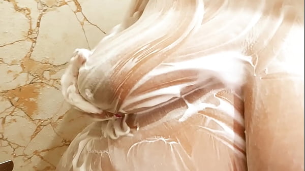 Desi Bhabhi Mandi Basah, Badan Menggoda Keluar Dari Pancuran.