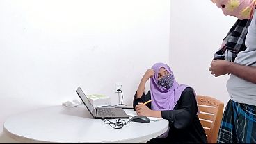 Bankir Hijab Montok Digebuk Petani Kampung, Desi Chudai Panas.