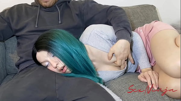 Gue Cuma Mau Rebahan Di Pangkuan Abang Tiri Biar Bisa Tidur, Tapi Malah Bikin Anget-anget Gini.