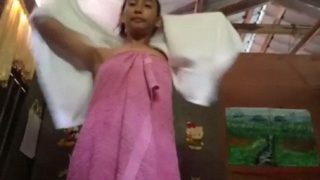 Gadis Desa Lokal Telanjang Bulat Di Gubuk Seng Bikin Makin Panas.