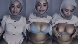 Hijab Abu-abu Sengaja Dibuka Sedikit, Biar Toket Montoknya Keliatan Jelas.