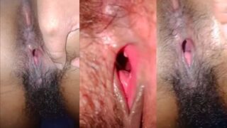 Ibu Montok Bernafsu Buka-bukaan Pamer Memek Desi Di Depan Kamera