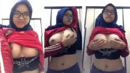 Nonton Cewek Berjilbab Bugil Pakai Kacamata Sambil Remes-remes Toket Gede Bikin Makin Tegang.