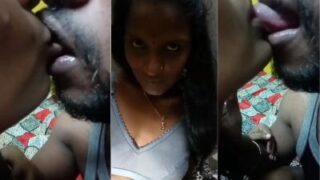 Pasangan Selingkuhannya Yang Sudah Menikah Menjilat Lidahnya Dengan Nafsu Di Film Telugu Panas