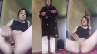 Tontonan Panas Seorang Perempuan Pashto Dari Pakistan Yang Main-main Dengan Terong Di Balik Pintu.