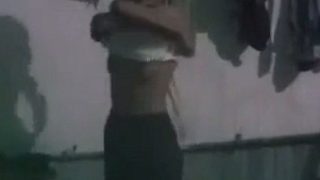 Video Pembantu Desi Mandi, Kamera Ngintip Bikin Makin Basah