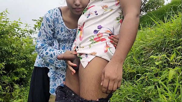 Desi Bhabhi Ke Saath Khet Mein Bahar Chudai Ka Maza