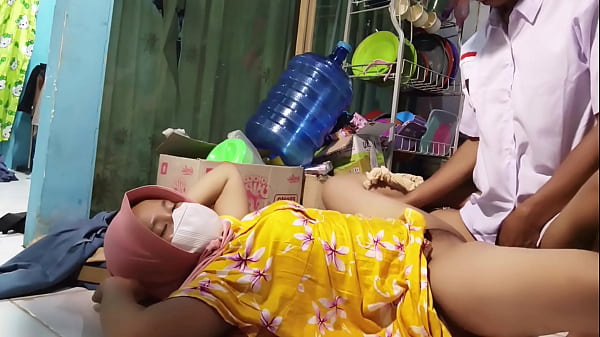 Ajak Ngentot Ibu Tiri Sialan Pas Mau Berangkat Sekolah, Bikin Ngaceng Setengah Mati