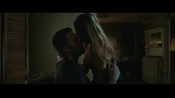 Blake Lively Di The Town (2011) — Tubuh Basah Kuyup Keringat, Bibir Merah Mengundang, Siap Digoyang.