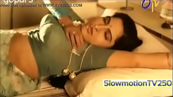 Blus Desi Ketat, Bikin Lekuk Tubuh Makin Menggoda.