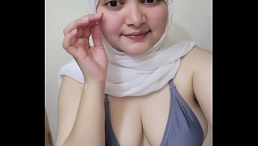 Awal-awal Nge-twirl Pakai Hijab, Goyang Bokong Makin Nakal.