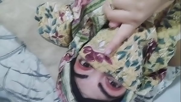 Hijab Nakal Istri Arab Montok Crot Basah Sambil Suami Lagi Sujud