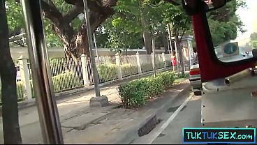 Bule Nakal Jemput Emak-emak Thailand Di Tuk-tuk, Langsung Naik Kontol Gede.