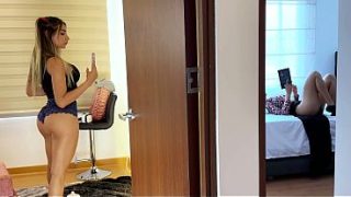Ibu Mertua Yang Seksi Banget! Dia Langsung Panas Dan Ngocok Sambil Dengerin Erangan Dari Kamar Sebelah!