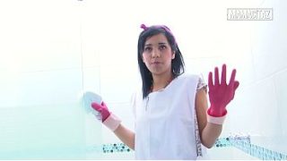 Pembantu Hotel Pake Sarung Tangan Karet, Bungkukin Badan Sambil Bersihin Shower, Bikin Greget Pengen Lihat Dari Belakang.