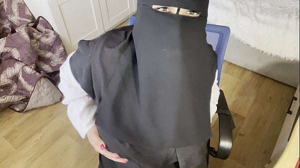 Wanita Turki Bermata Indah Pakai Hijab, Tangannya Sibuk Mainin Pantyhose, Nikmatin Sendiri.