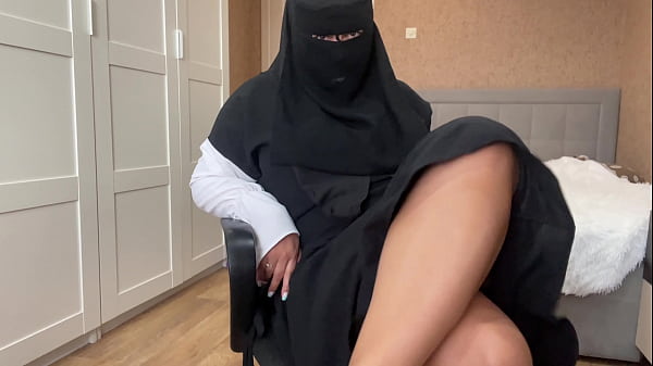 Gadis Arab Berjilbab Mainin Memek Basah Sampe Keluar