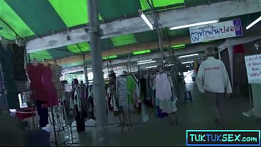Lidah Ngebor Lubang Kecil, Ibu Thailand Seksi Digarap Dua Bule.