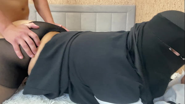 Ibu Arab Montok Nungging Di Kontolku, Aku Crot Di Memek Sempitnya Yang Basah.