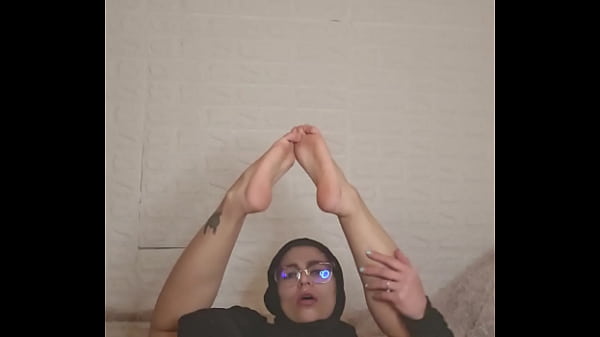 Ibu Rumah Tangga Arab, Mia Pakai Niqab, Kaki Mulus Bikin Ngilu