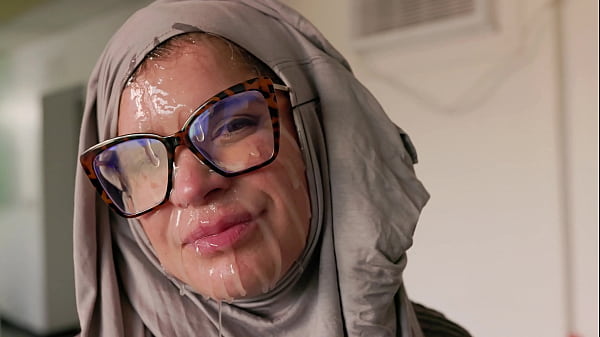 Hijab Cosplay – Nenek Amerika Digocok Muka