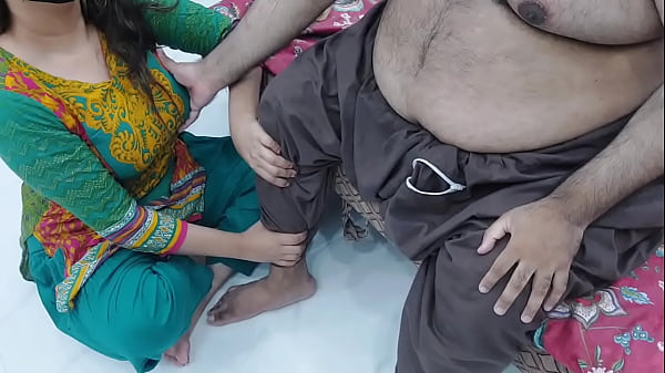 Cewek India Anak Tiri Lagi Pijit Kaki Sambil Gue Pegang Susunya, Makin Panas Dengan Audio Hindi Kotor Jelas.