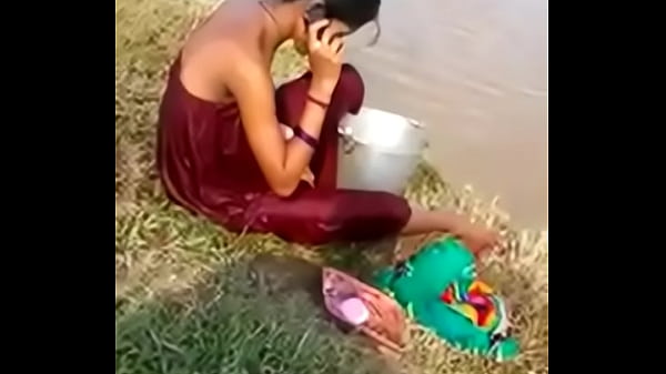 Desi Bhabhi Mandi Di Tempat Terbuka, Bikin Liur Netizen