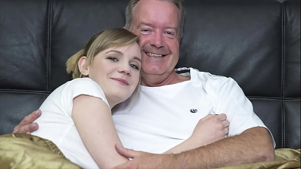 Blonde Seksi Nungging Biar Dikocok Kakek Kontol Gede