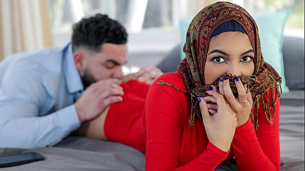 Kakak Tiri Yang Mau Ngajarin Adik Hijabnya Hal-hal Hot Sebelum Dia Nikah – Hijabbergoyang