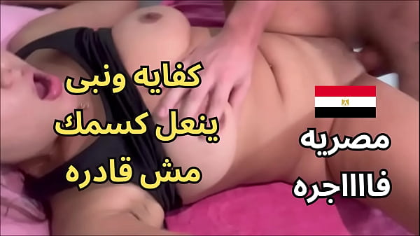 سكس عربي نار، واقفة ع البلكونة بزازي طالعة وعاملة أحك كسى في السور، جوز جارتي شافني ونزل ناكني، كنت مبلولة ومش قادرة أتمالك.
