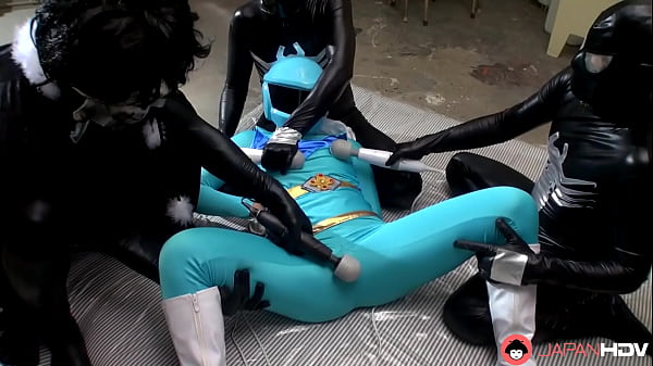 Cewek Jepang Pake Baju Antariksa Biru Ngewe Bareng Mainan Sex, Nggak Disensor.
