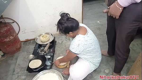 Ibu Tiri India Main Di Dapur, Sange Lihatin Gerakan Hotnya.