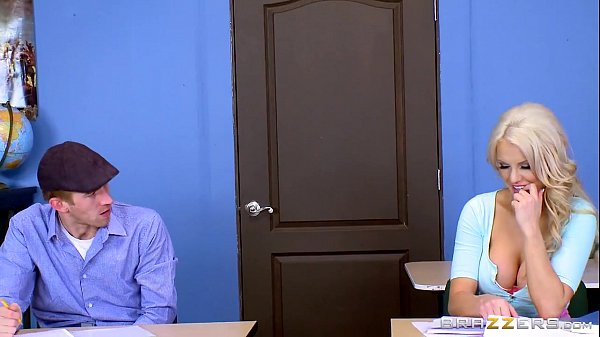 Sekolah Panas: Kenzie Taylor Pamer Tembem Besar