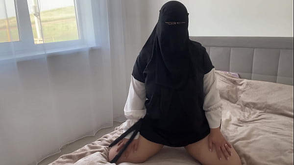 Arab Zalifah Lagi Beberes Rumah, Nggak Pakai Celana Dalem, Makin Nafsu Dan Nunjukin Lubang Mulusnya Yang Udah Dicukur Habis.