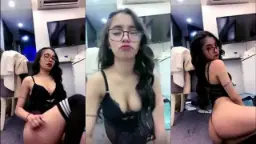 Caroline Goyang Sambil Buka-buka Di Mango Live, Bikin Pengen Colok Terus