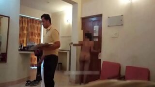 Tamil Aunty Berani Telanjang Bulat Di Depan Pelayan, Bikin Suasana Panas.