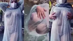 Tante Jilboobs Pamer Body Seksi Pake Baju Transparan Di Luar, Bikin Ngilu Lihatnya