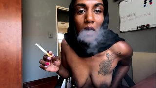 Desi Cewek Berhijab Ngebul Sambil Pake Jepitan Pentil, Bikin Greget.