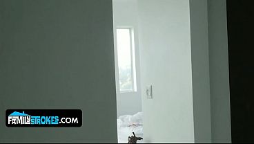 Ibu Tiri Pirang Montok Daisy Stone Disemprot Air Mani Oleh Kakak Tiri Yang Horny.