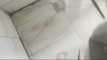 Aku Nemuin Alat Kontol Palsu Di Kamar Mamik Arabku, Lalu Ngasih Dia Ngerasain Kontol Asli.