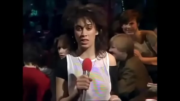 Eurythmics – Live 1983, Di Atas Panggung Basah Kuyup, Gerakan Menggoda Bikin Malam Makin Panas