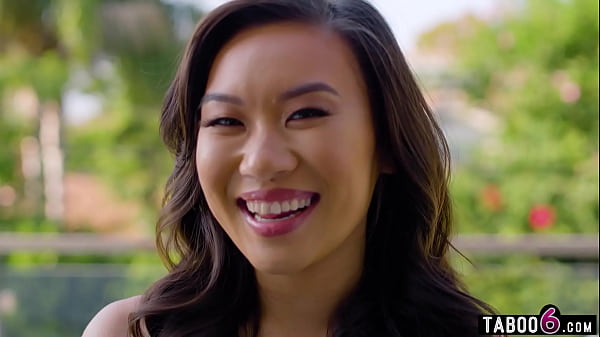 Dekat Banget Sama Kimmy Kimm, Cewek Asia Mungil Yang Doyan Banget Dijewer Pantatnya.