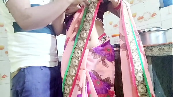 देसी भाभी बर्तन धो रही थी, तभी देवर ने आकर बोला—भाभी, तेरी चूत चाहिए, देगी क्या? हिंदी ऑडियो।