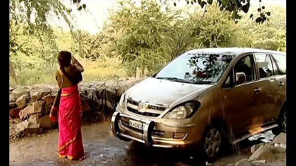 Ibu-ibu Desa India Lagi Cuci Mobil, Adegan Eksklusif Bikin Panas, Wajib Tonton!