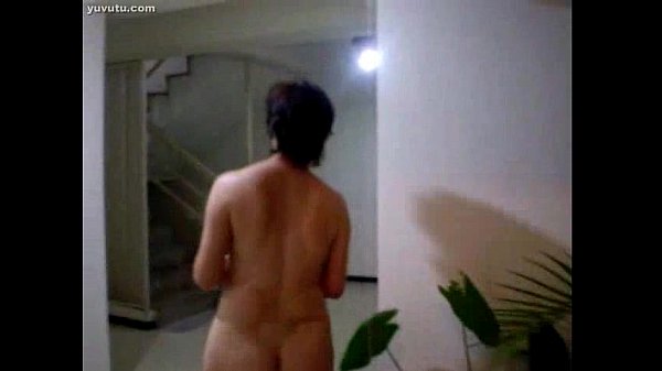 Ibu-ibu China Montok Siram Tanaman, Cipratan Air Bikin Basah Kuyup.